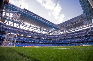 实在太热世体：伯纳乌顶棚关闭导致球场里高温难耐 像桑拿房