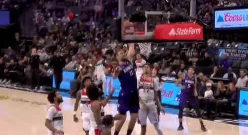 球探直播-萨博尼斯回归后上演精彩单臂暴扣，首节国王已领先奇才11分