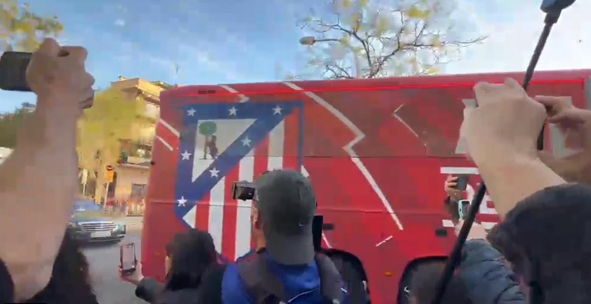 球探比分-科贝：马竞大巴前往诺坎普的路上遭石块攻击，两扇车窗被砸碎